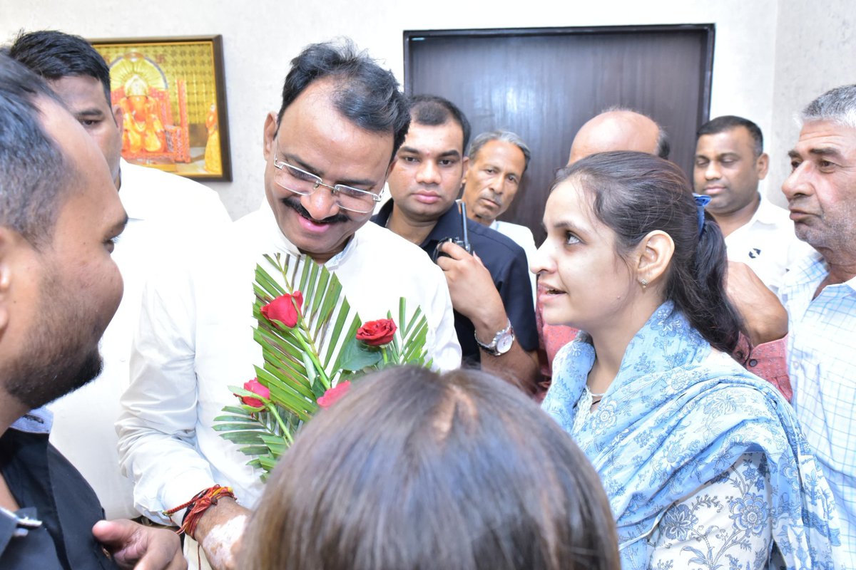 computer_sathi_'s tweet photo. आज #कंप्यूटर_अनुदेशक_संघ की टोंक जिला कार्यकारिणी ने उपमुख्यमंत्री जी @DrPremBairwa जी से उनके आवास स्थल पर मिलकर ज्ञापन सौंपा।
उन्हें वेतन विसंगति संबंधी समस्या की जानकारी दी उन्होंने पूरी बात सुनकर सहमति जताई है और कार्य करने का आश्वासन दिया है।

@rajeduofficial @RajCMO https://t.co/QY7g3YJggB