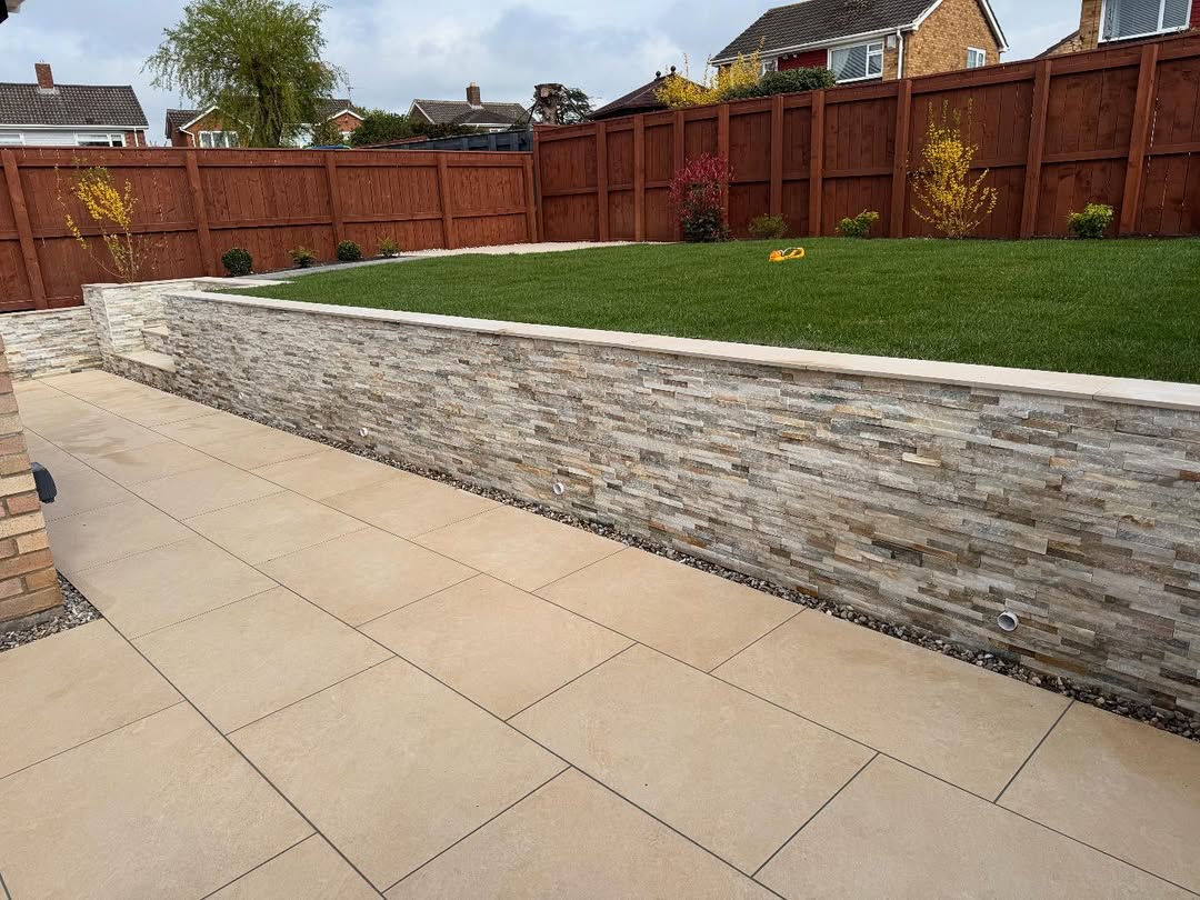 TalaseyLtd's tweet photo. This week’s #ProjectOfTheWeek by SGT Landscapes Ltd features Bellezza Lite porcelain in Riva. With raised/lowered patios, porcelain-clad walls &amp; soft landscaping above, the space is tied together with cut-down pavers for a clean, cohesive finish.

🌐 https://t.co/hzPTViXEg9 https://t.co/XZLYdNP3m7