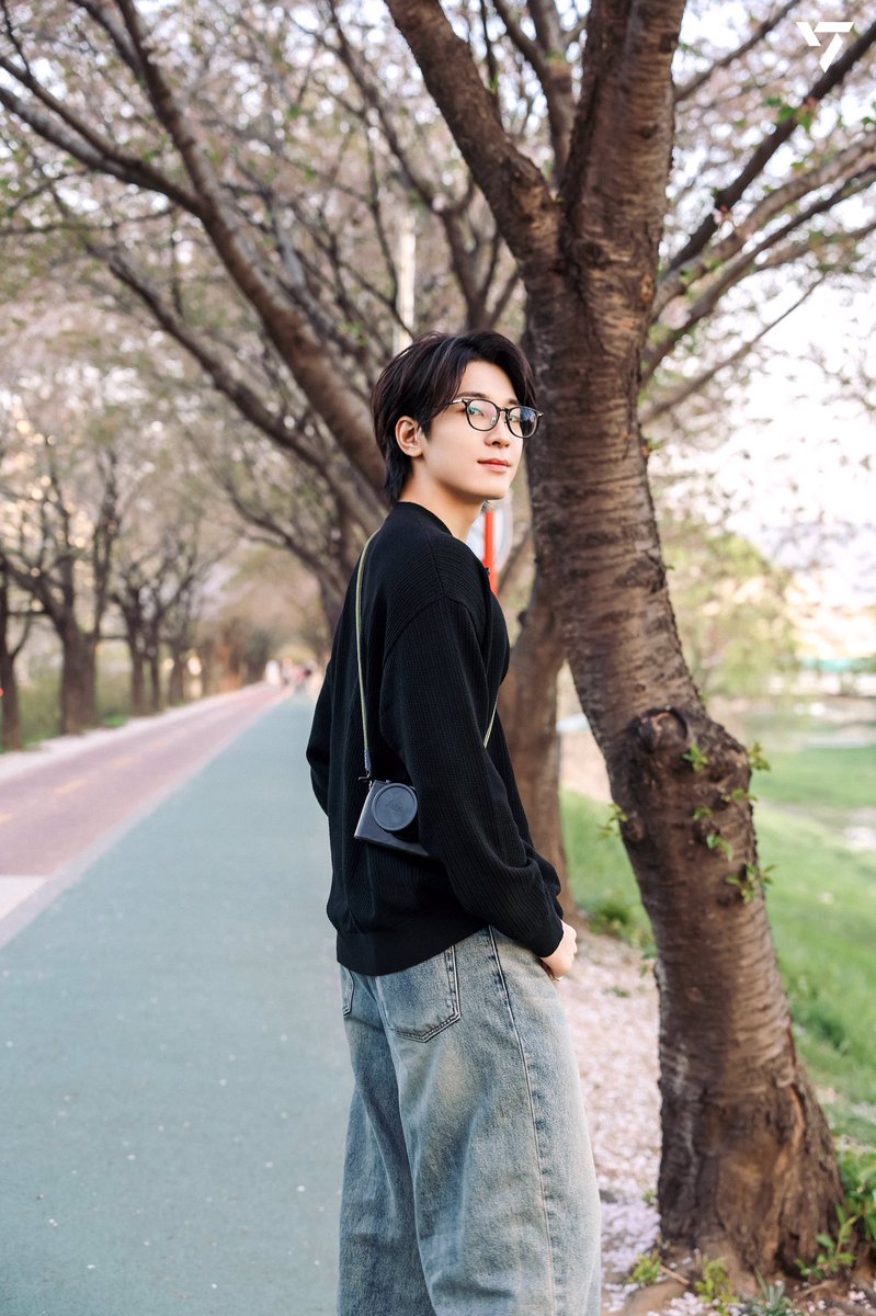 wonuoiawoo's tweet photo. what in the most boyfriend coded is this jeon wonwoo???? 🫠 https://t.co/lIrXeeXkJD