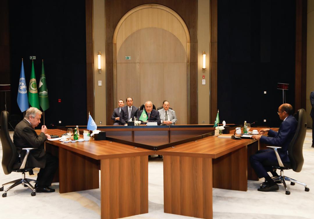_AfricanUnion's tweet photo. The Chairperson of the AU Commission H.E. @ymahmoudali, the  Secretary-General of the League of Arab States H.E. Ahmed Aboul Gheit,  & the UN Secretary-General H.E. @antonioguterres met on the  sidelines of the 34th Arab League Summit in Baghdad this afternoon to  discuss the situation in Sudan. They expressed deep concern over Sudan’s  worsening conflict & humanitarian crisis, calling for urgent  international action to end the violence, ensure humanitarian access,  & support a lasting ceasefire. They also agreed to continue  coordinating efforts for a peaceful resolution of the conflict and  reaffirmed their commitment to Sudan’s sovereignty, unity, &  territorial integrity.

Read @ https://t.co/fUORwhocVK