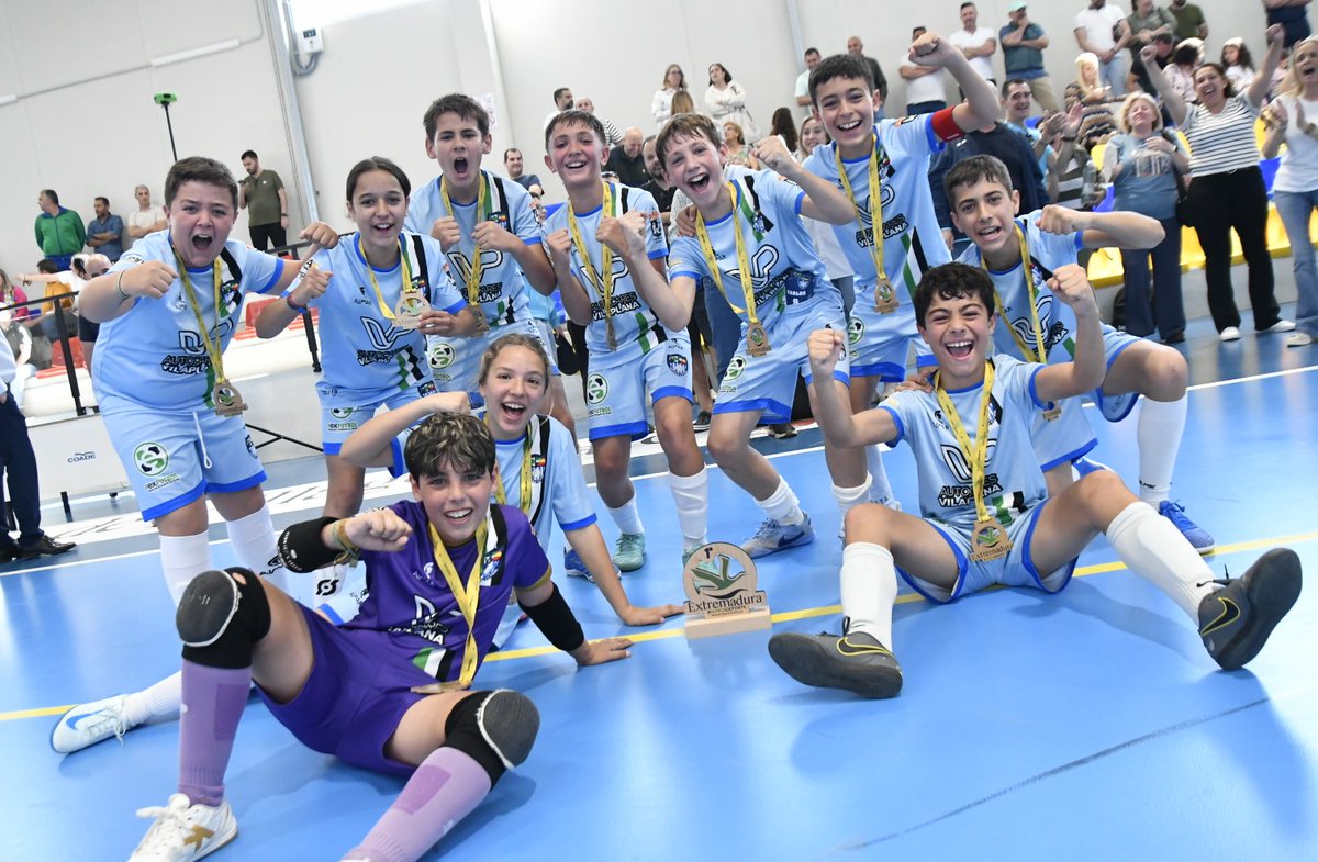 FedExFutbol's tweet image. 🎉🥇¡¡¡CAMPEONES!!! 🥇 🎉

👏 👏 👏¡Enhorabuena @SiruelaFutsal, 🏆CAMPEÓN DE EXTREMADURA Alevín Fútbol Sala al imponerse 4-3 al @ImperioCp en la final regional disputada en 📍Villagonzalo!

#Extremadura 💚 🤍 🖤
#JugamosEnEquipo