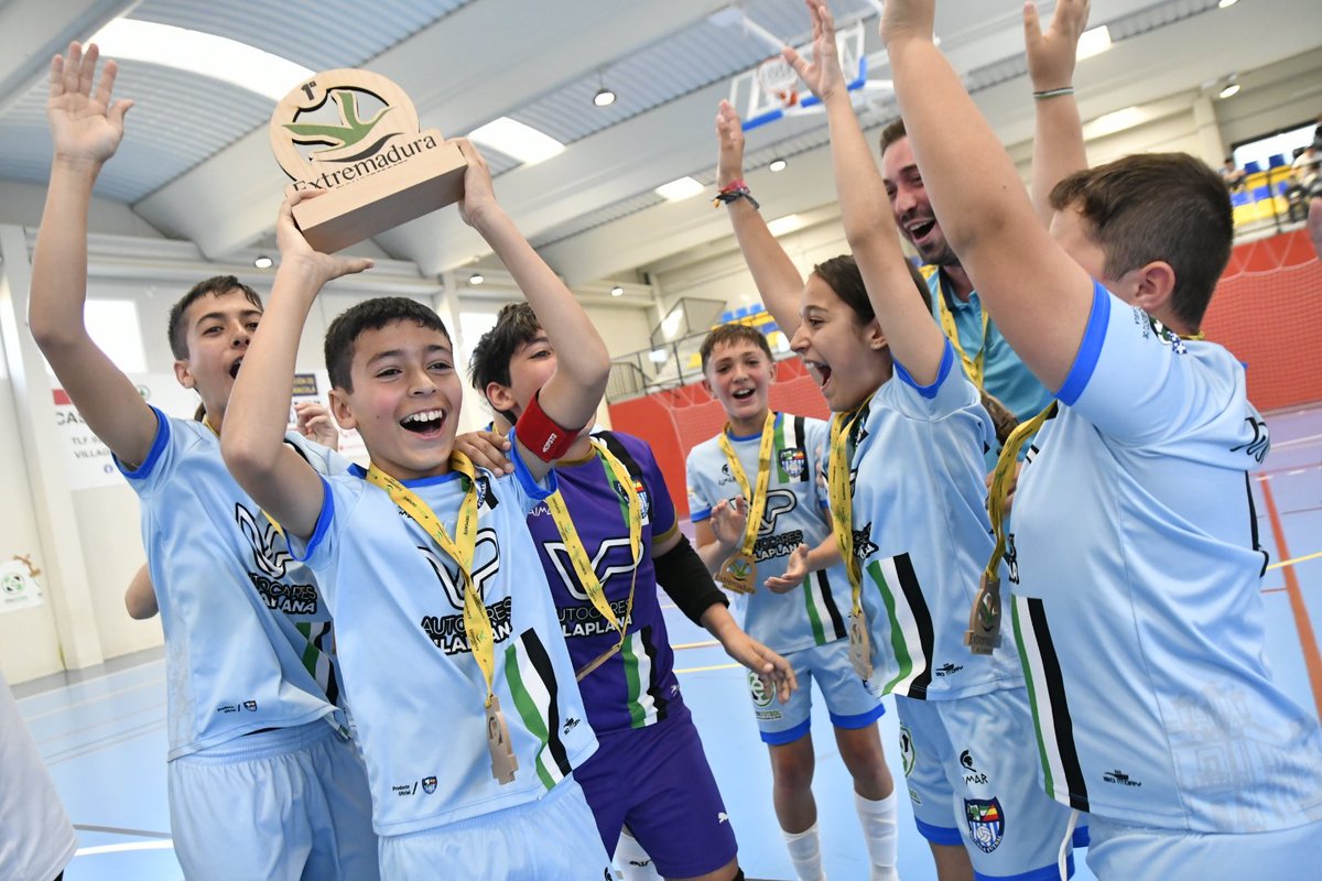 FedExFutbol's tweet image. 🎉🥇¡¡¡CAMPEONES!!! 🥇 🎉

👏 👏 👏¡Enhorabuena @SiruelaFutsal, 🏆CAMPEÓN DE EXTREMADURA Alevín Fútbol Sala al imponerse 4-3 al @ImperioCp en la final regional disputada en 📍Villagonzalo!

#Extremadura 💚 🤍 🖤
#JugamosEnEquipo