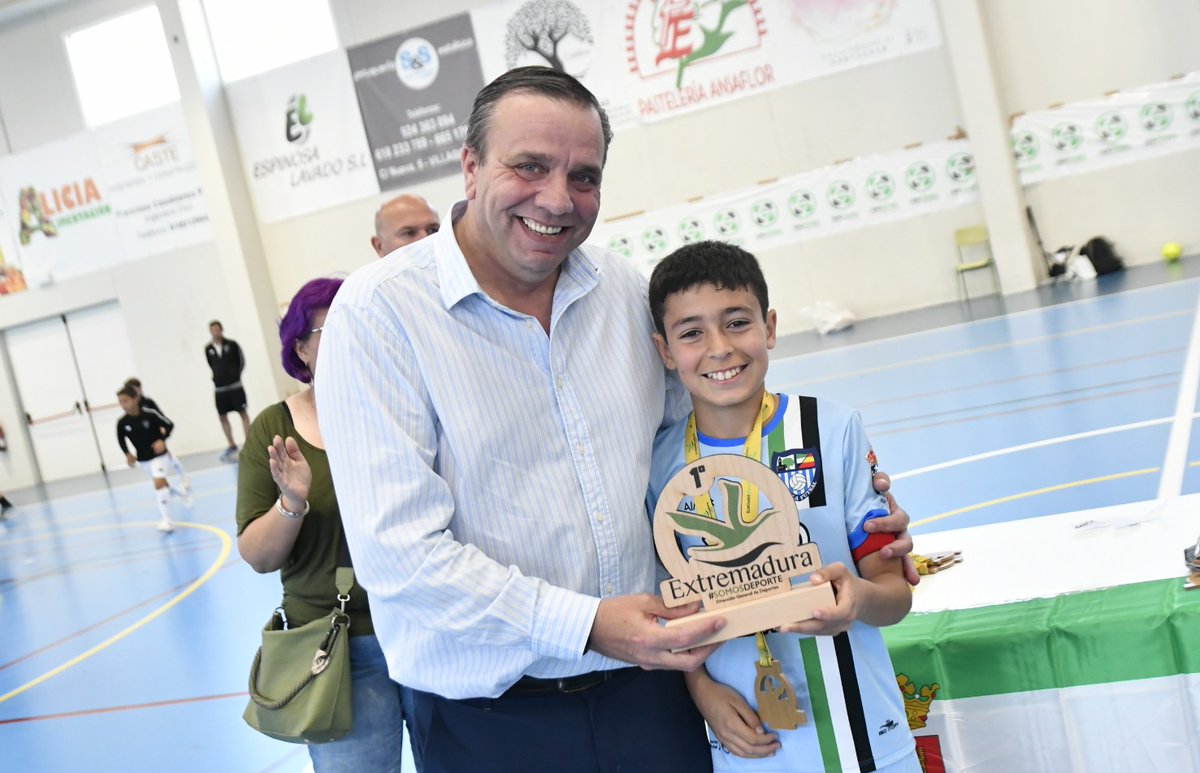 FedExFutbol's tweet image. 🎉🥇¡¡¡CAMPEONES!!! 🥇 🎉

👏 👏 👏¡Enhorabuena @SiruelaFutsal, 🏆CAMPEÓN DE EXTREMADURA Alevín Fútbol Sala al imponerse 4-3 al @ImperioCp en la final regional disputada en 📍Villagonzalo!

#Extremadura 💚 🤍 🖤
#JugamosEnEquipo