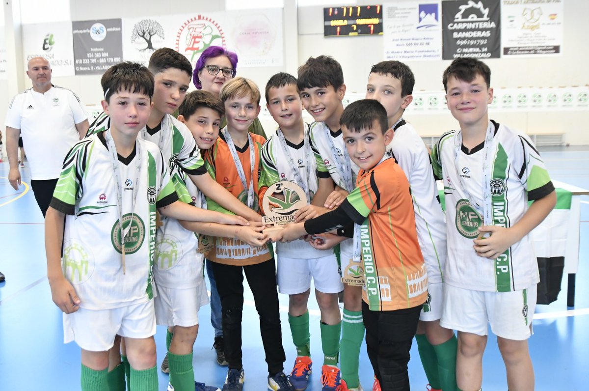 FedExFutbol's tweet image. 🎉🥇¡¡¡CAMPEONES!!! 🥇 🎉

👏 👏 👏¡Enhorabuena @SiruelaFutsal, 🏆CAMPEÓN DE EXTREMADURA Alevín Fútbol Sala al imponerse 4-3 al @ImperioCp en la final regional disputada en 📍Villagonzalo!

#Extremadura 💚 🤍 🖤
#JugamosEnEquipo