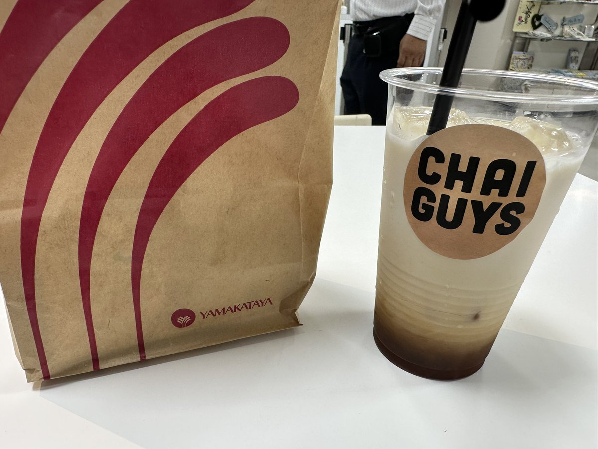 aoamedamashop's tweet photo. すべりこみ英国展!ファラーズのスコーンはお土産。向かいのお店のチャイ専門店(CHAI GUYS)でアイスチャイをテイクアウト。うまーい!
#山形屋 #鹿児島 #farrers #chaiguys https://t.co/2ov7hMb1ZS
