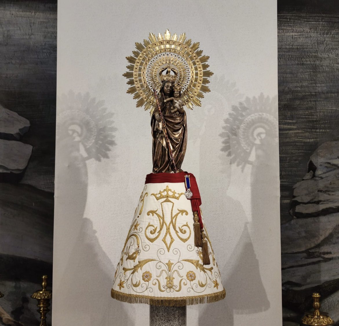 Con flores a María.. 🌸🌺🌹
Como gesto de cariño hacia nuestra Virgen del Pilar vamos a traer una planta con flores para dejar en la iglesia.
Tráete tu planta con flores y  comparte tu alegría de ser hijo de la Virgen del Pilar.
🌺🌸🌹
