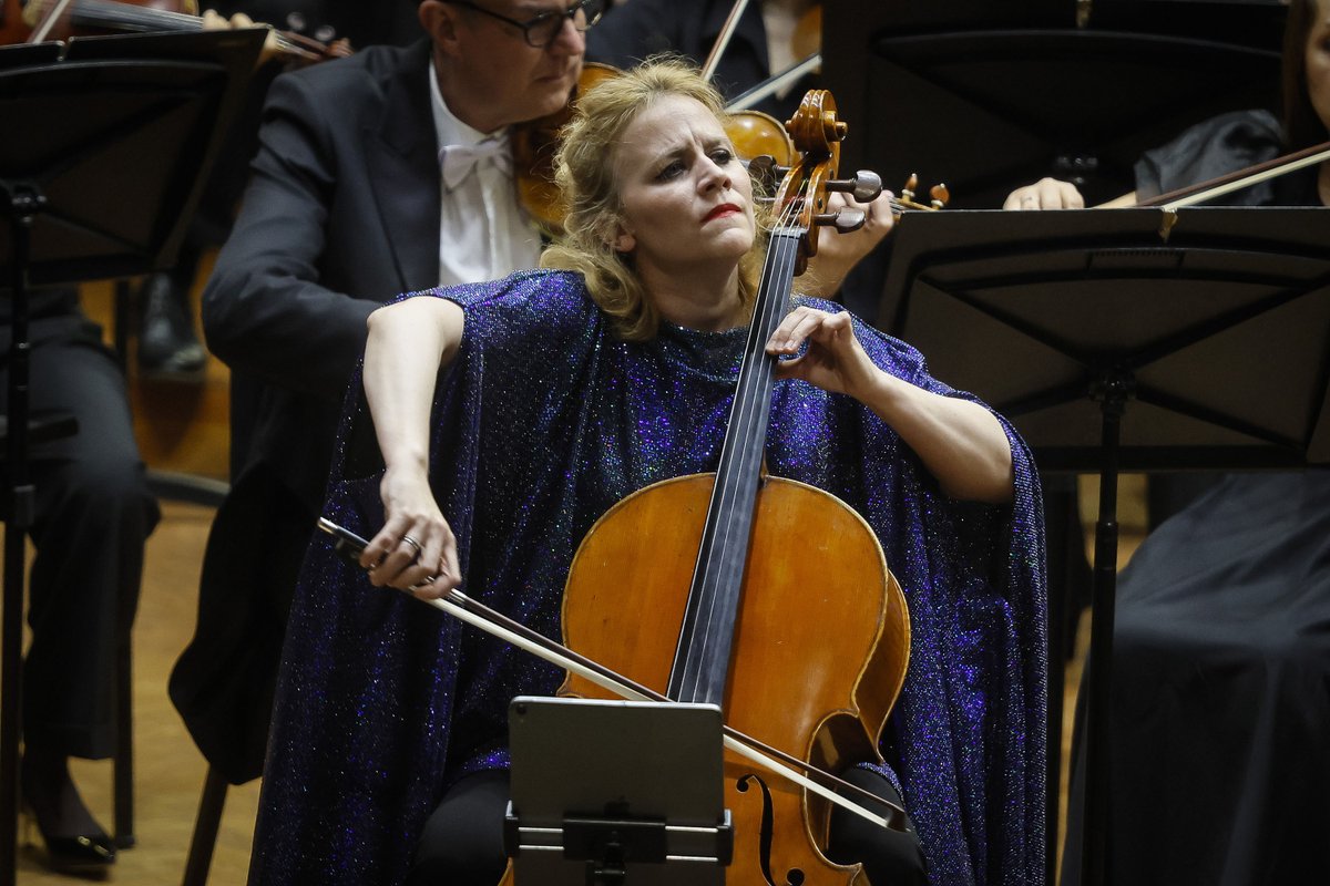 Beogradska Filharmonija (@bgfilharmonija) on Twitter photo Neustrašiva <a href="/MajaCellist/">Maja Bogdanovic</a>!
Iako je trebalo da uživa iz publike, igra sudbine izvela je ovu umetnicu sinoć na scenu sa BGF. Od trenutka poziva produkcije, Maja je imala samo 3 dana da pripremi nimalo naivan Vajnbergov Koncert. I to sve - na čelu pozajmljenom od drugarice! 🎻 Neustrašiva <a href="/MajaCellist/">Maja Bogdanovic</a>!
Iako je trebalo da uživa iz publike, igra sudbine izvela je ovu umetnicu sinoć na scenu sa BGF. Od trenutka poziva produkcije, Maja je imala samo 3 dana da pripremi nimalo naivan Vajnbergov Koncert. I to sve - na čelu pozajmljenom od drugarice! 🎻