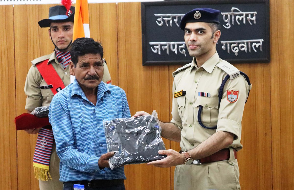 एसएसपी पौड़ी द्वारा #ग्राम_प्रहरियों के साथ की #गोष्ठी_आयोजित साथ ही ग्राम #प्रहरियों को किया #ट्रेक_सूट #वितरण।