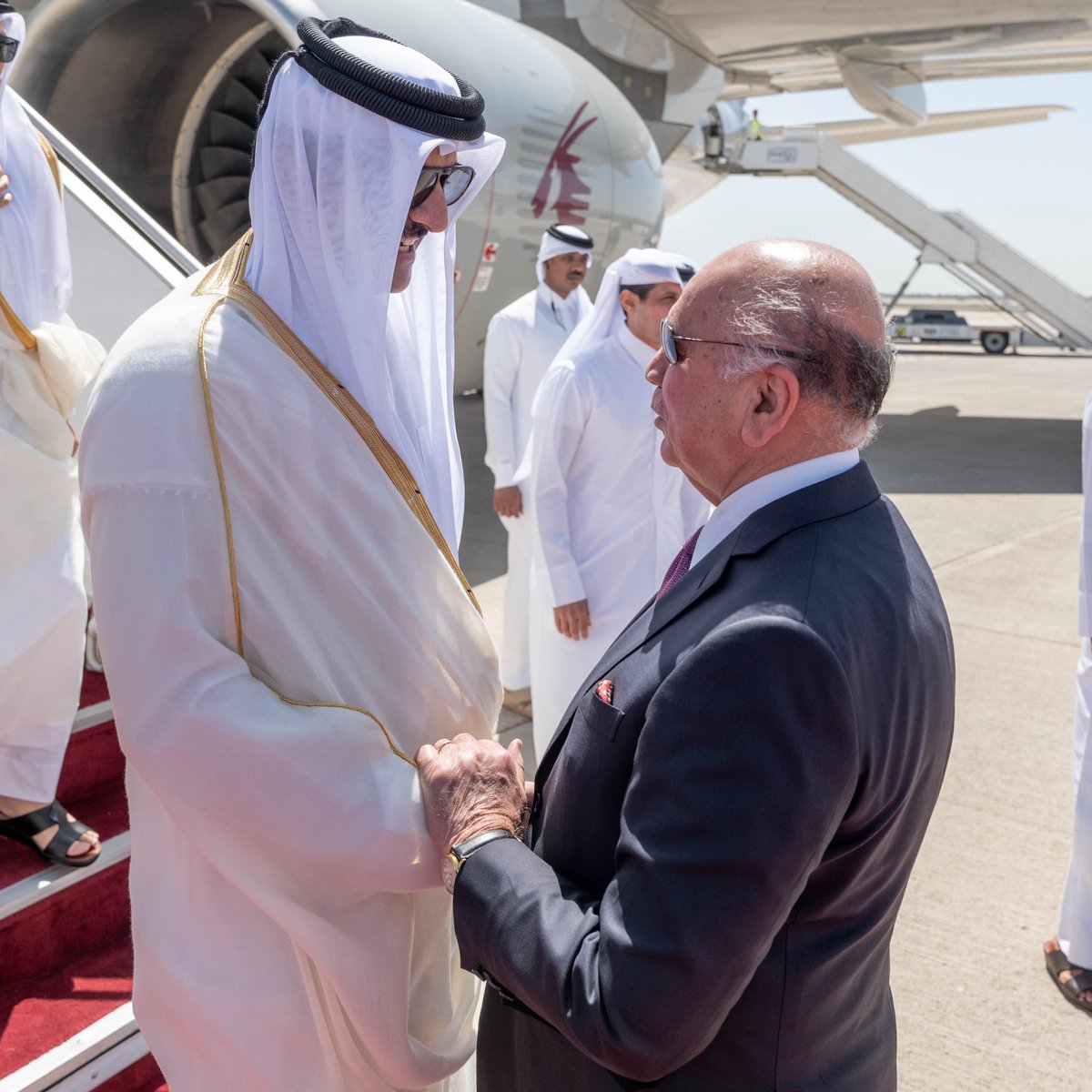 🇮🇶🇶🇦| سموّ الأمير <a href="/TamimBinHamad/">تميم بن حمد</a> يصل إلى العاصمة العراقية #بغداد بجمهورية العراق الشقيقة

وكان في استقبال سمو الأمير لدى وصوله مطار بغداد الدولي سعادة السيد فؤاد حسين نائب رئيس مجلس الوزراء وزير الخارجية

#القمة_العربية_في_بغداد 
#نديب_قطر | #قطر 🇶🇦