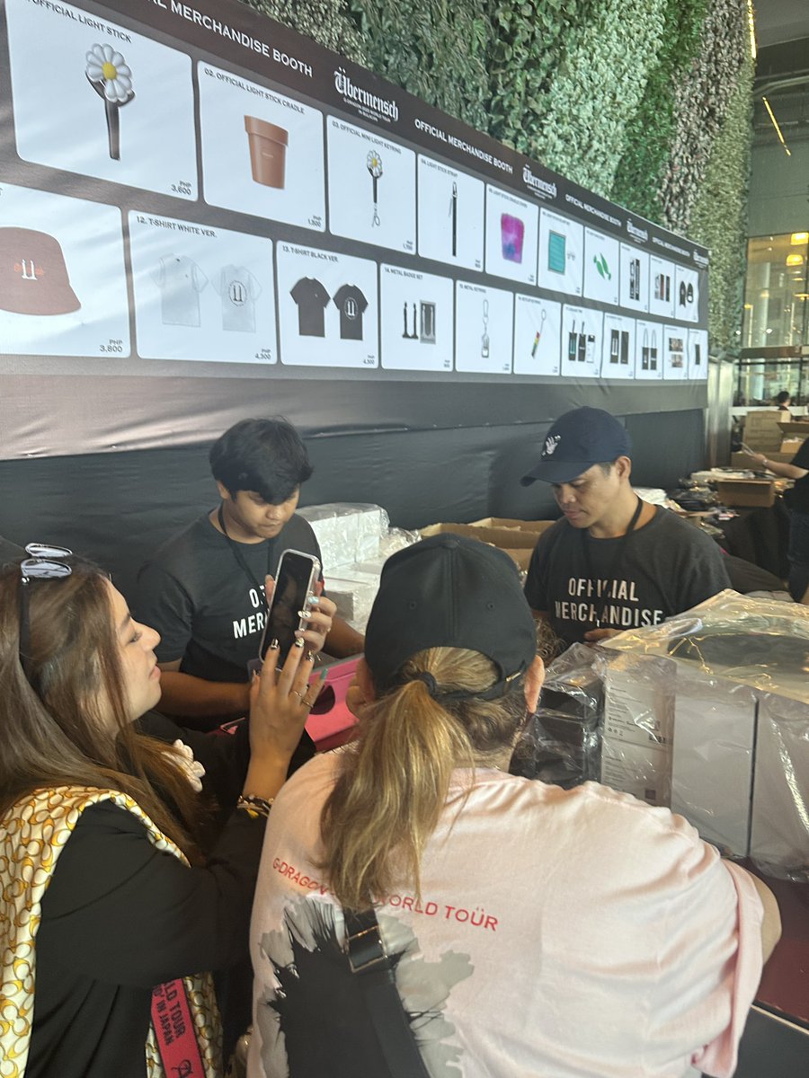 iKONmydearest's tweet photo. @applewood_ph Applewood! Napakagulo!!! This is supposed to be a fast lane for lightstick also sabi nyo limit of two lightstick per person pero big boxes na nilalabas nila!!!! #UbermenschInBulacan https://t.co/PFpzkQy2un