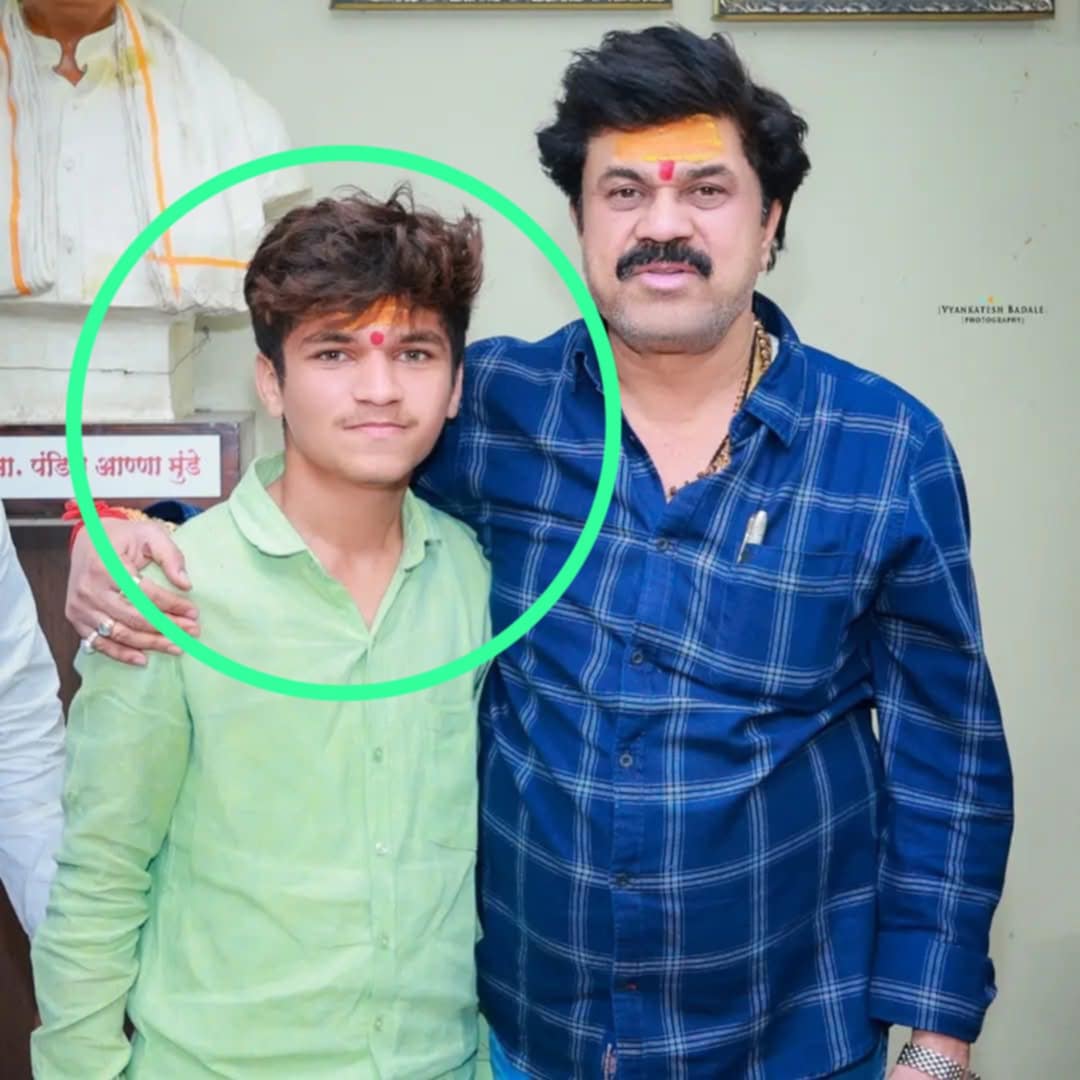 BhaiyaPatil's tweet photo. काही महिन्यापूर्वी सामाजिक कार्यकर्त्या अंजली दमानिया यांनी एक नराधम गुंड परळीतील कोण्याही गरीबाच्या घरी जाऊन त्याच्या मुलीला उचलून घेऊन जातो हा प्रसंग सांगून गुंड गोट्या गितेची महाराष्ट्राला ओळख करून दिलेली त्या गोट्या गितेचा हा भाऊ मिसरूड पण फुटले नाही तर अशा पद्धतीने मुलांना मारहाण करत आहे... 
नामदेव शास्त्री तुमचे संस्कार महाराष्ट्राला नाही तर बीड मधील तुमच्या जातं बांधवाना शिकवायची गरज आहे.. महाराष्ट्रभर फिरू नका टीव्ही वर कीर्तन देऊ नका बीड मध्ये फिरा माणुसकी शिकवा...