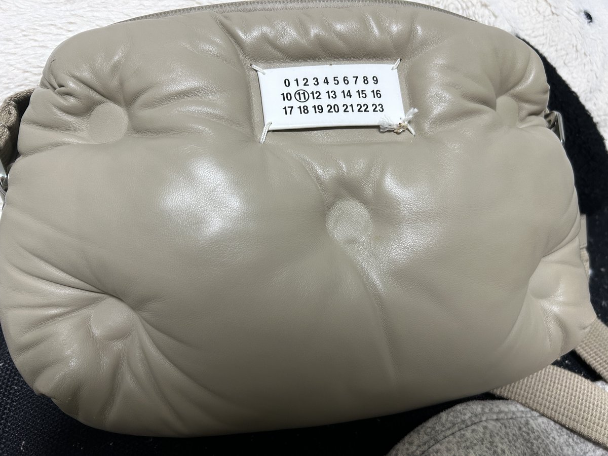 saytextwords's tweet photo. 크림에서 90 주고 산 메종마르지엘라 백입니다
스티치에 흠 있고 택을 찾을 수가 없어서😭😭 25에 내놓습니다 약간의 네고 가능 https://t.co/vsjpWIKusW