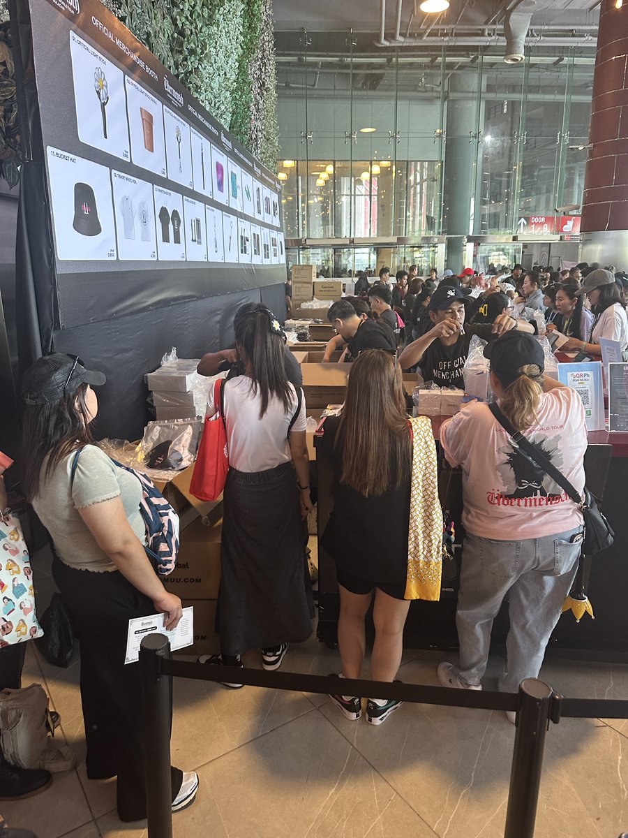 iKONmydearest's tweet photo. @applewood_ph this is supposed to be a fast lane for lightstick. Also there’s supposed to be a limit of two lightstick per person!!! #UbermenschInBulacan #ubermensch https://t.co/AILvLEVmJp