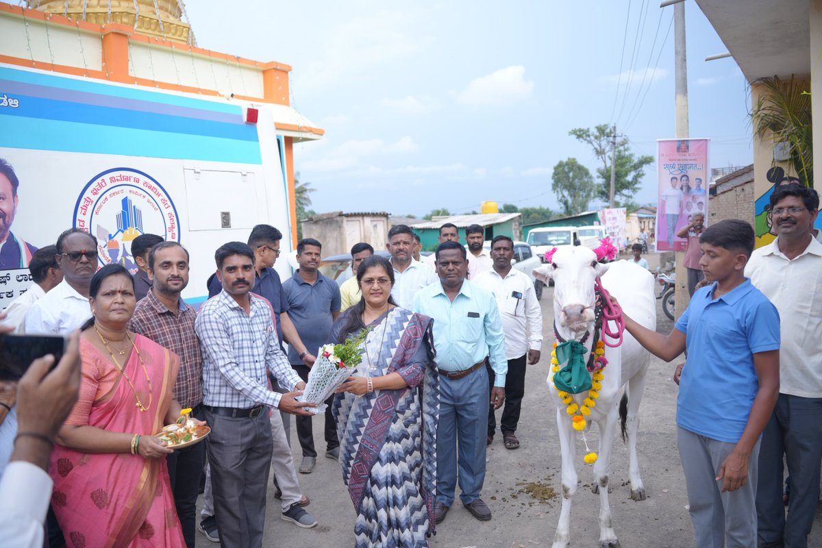 ShashikalaJolle's tweet image. "7ನೇ ಸುತ್ತಿನ ಕಾಲುಬಾಯಿ ರೋಗ ಲಸಿಕಾ ಕಾರ್ಯಕ್ರಮಕ್ಕೆ ಚಾಲನೆ"
ನಿಪ್ಪಾಣಿ ಕ್ಷೇತ್ರದ ಭಿವಶಿ ಗ್ರಾಮದಲ್ಲಿ ಜಿಲ್ಲಾ ಪಂಚಾಯತ್ ಬೆಳಗಾವಿ ಹಾಗೂ ಪಶುಪಾಲನಾ ಮತ್ತು ಪಶುವೈದ್ಯಕೀಯ ಸೇವಾ ಇಲಾಖೆ ಸಹಯೋಗದಲ್ಲಿ 7ನೇ ಸುತ್ತಿನ ಕಾಲುಬಾಯಿ ರೋಗ ಲಸಿಕಾ ಅಭಿಯಾನಕ್ಕೆ ಚಾಲನೆ ನೀಡಿ ಮಾತನಾಡಲಾಯಿತು.
#nipani #Bhivashi #nipanimla