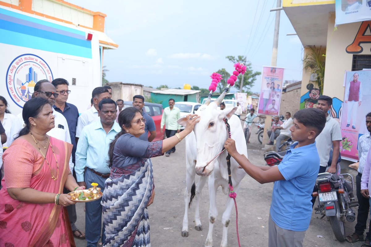 ShashikalaJolle's tweet image. "7ನೇ ಸುತ್ತಿನ ಕಾಲುಬಾಯಿ ರೋಗ ಲಸಿಕಾ ಕಾರ್ಯಕ್ರಮಕ್ಕೆ ಚಾಲನೆ"
ನಿಪ್ಪಾಣಿ ಕ್ಷೇತ್ರದ ಭಿವಶಿ ಗ್ರಾಮದಲ್ಲಿ ಜಿಲ್ಲಾ ಪಂಚಾಯತ್ ಬೆಳಗಾವಿ ಹಾಗೂ ಪಶುಪಾಲನಾ ಮತ್ತು ಪಶುವೈದ್ಯಕೀಯ ಸೇವಾ ಇಲಾಖೆ ಸಹಯೋಗದಲ್ಲಿ 7ನೇ ಸುತ್ತಿನ ಕಾಲುಬಾಯಿ ರೋಗ ಲಸಿಕಾ ಅಭಿಯಾನಕ್ಕೆ ಚಾಲನೆ ನೀಡಿ ಮಾತನಾಡಲಾಯಿತು.
#nipani #Bhivashi #nipanimla