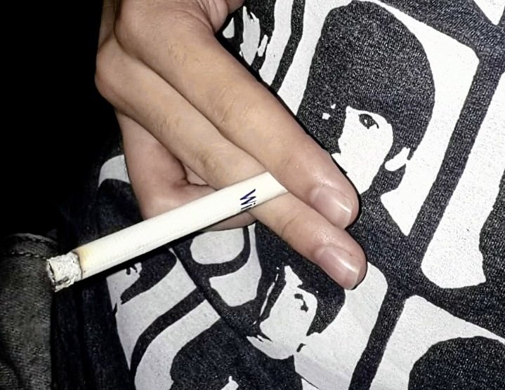 alo_tele's tweet photo. NAO GEORGE HARRISON NAO FUME ESSE CIGARRO!!!!!! https://t.co/HN26xCTlJf