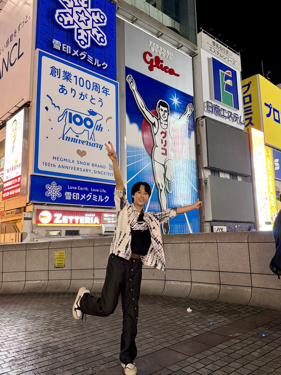 HFU_official's tweet photo. [📸] #KIYOON in OSAKA

道頓堀！あの有名な看板、ついに見られて嬉しい！
記念にお菓子いっぱい食べちゃおうっと！

#ギユン #손기윤 
#HiFiUnicorn #HFU #ハパユ #하파유
#HiFiUnicorn_Beat_it_Beat_it #Beat_it_Beat_it https://t.co/UpOFqnHFCj
