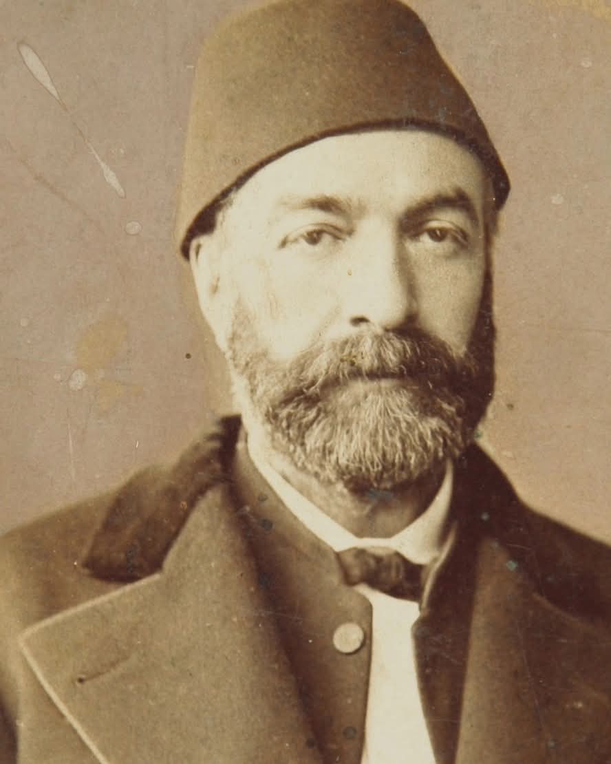 Milyonla çalan mesnet-i izzette ser-efrâz. 
Birkaç kuruş mürtekibin câyi kürektir. 

Yani, "Milyonla çalanlar yüksek ve şerefli mevkilere yükselip baş tacı edilir. Birkaç kuruş çalan hırsız ise kürek cezasına çarptırılır".

145 yıl önce bugün aramızdan ayrılan bu sözlerin sahibi