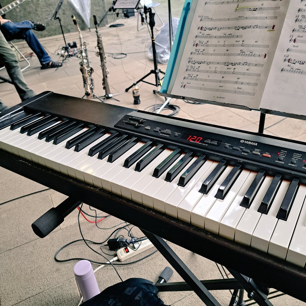 kaneoya_pf_0908's tweet photo. 立川いったい音楽祭り、伊勢賢治さんのステージ無事終了しました！
雨のなか足を止めてくださった皆様、ありがとうございました🙏
午前のバンドは雨天でキャンセルだったそうで、無事出来て本当に良かったです 笑
演奏が盛り上がると共に雨も激しくなるという…笑

来年は晴れることを祈っています😳 https://t.co/H0WxgLRkGV
