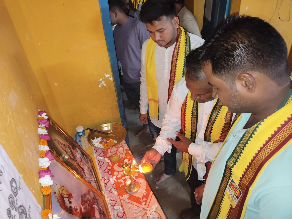abvpodisha's tweet photo. ବିକାଶାର୍ଥେ ବିଦ୍ୟାର୍ଥୀ, ଓଡ଼ିଶା (ପଶ୍ଚିମ) ତରଫରୁ ମାଲକାନଗିରି ଜିଲ୍ଳାର ଚିତ୍ରକୋଣ୍ଡାଠାରେ 'ଗ୍ରାମ୍ୟ ଜୀବନ ଦର୍ଶନ' କାର୍ଯ୍ୟକ୍ରମ ଏବିଭିପିର ରାଷ୍ଟ୍ରୀୟ କାର୍ଯ୍ୟକାରିଣୀ ସଦସ୍ୟ ଜୀବନ ଜ୍ୟୋତି ରାଉତଙ୍କ ଉପସ୍ଥିତିରେ ଉଦ୍ଘାଟିତ ହୋଇଯାଇଛି ।
#GramyaJibanDarshan
#SFDOdisha 
#ABVPOdisha https://t.co/KjlISqIVsK