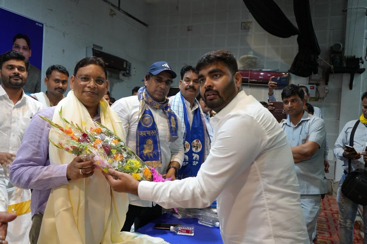 1-बहुजन समाज पार्टी के तत्वाधान में कल भभुआ ,चैनपुर और रामगढ़ विधानसभा क्षेत्र की समीक्षा बैठक का आयोजन किया गया। यह वही विधानसभा है जहां बैठक में स्थानीय कार्यकर्ता, पदाधिकारी और सैकड़ों समर्थक बड़ी संख्या में उपस्थित हुए।
बैठक के दौरान जनता और कार्यकर्ताओं ने स्पष्ट संकेत