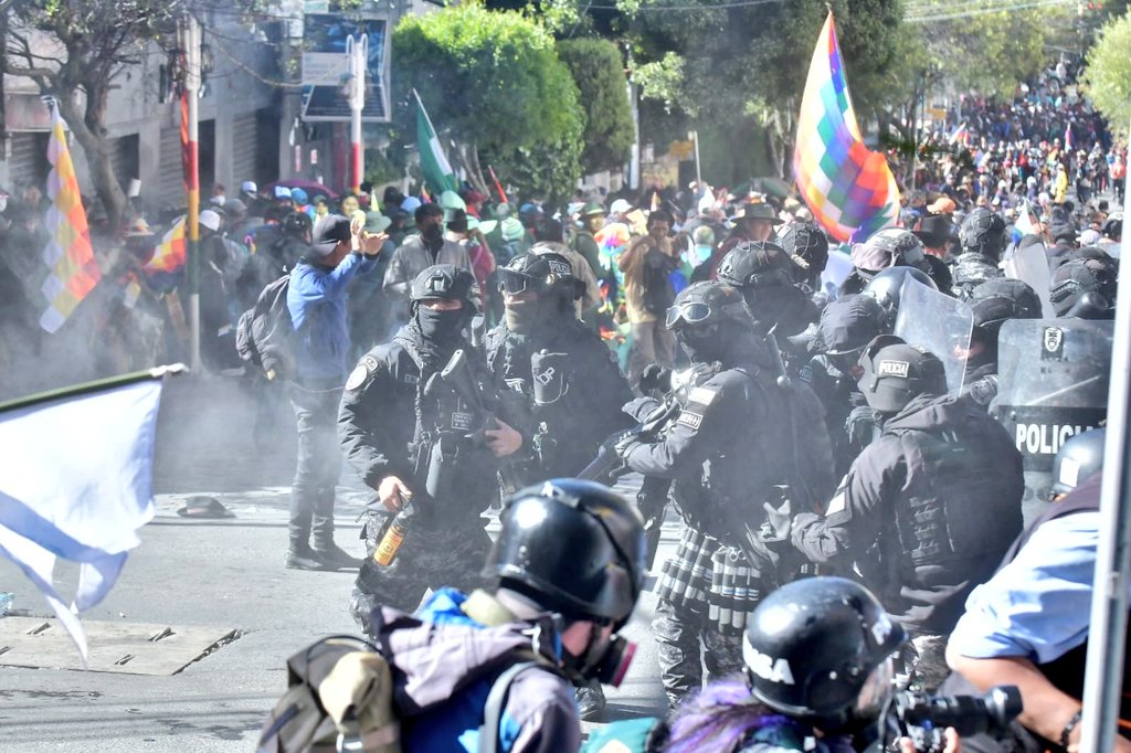 Eduardo del Castillo ordenó reprimir brutalmente la marcha pacífica de hoy, horas antes de proclamarse candidato presidencial del MAS y buscar el voto de quienes ordenó reprimir. Su pequeña mentecita y su gran ego le dicen que mientras más nos oprima, más lo apoyaremos.