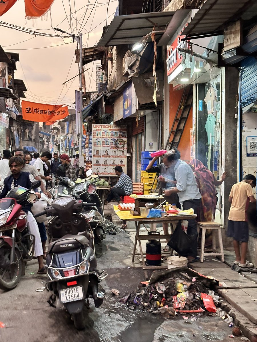 mn2bhatia's tweet photo. I request @MumbaiPolice @mybmc @CMOMaharashtra to take strict action against illegal fruit &amp; vegetable vendors in my area. They block the road, causing major inconvenience for pedestrians &amp; bikers. No licenses, heavy encroachment – urgent action needed! #MumbaiTraffic #BMC https://t.co/2oouWUOJCB