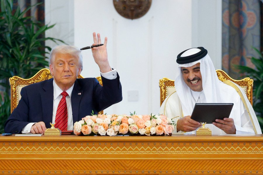 NaimaClainche's tweet photo. @EL_CHAREEY قطر دولة مجهرية تأسست سنة 1971 أعلن البيت الأبيض أن الرئيس الأميركي دونالد ترامب أبرم الأربعاء اتفاقيات اقتصادية ضخمة مع قطر بقيمة لا تقل عن 1.2 تريليون دولار، من بينها صفقات تجارية تتجاوز 243.5 مليار دولار تشمل بيع طائرات بوينغ ومحركات GE Aerospace لشركة الخطوط الجوية القطرية https://t.co/gTdR98MiqI