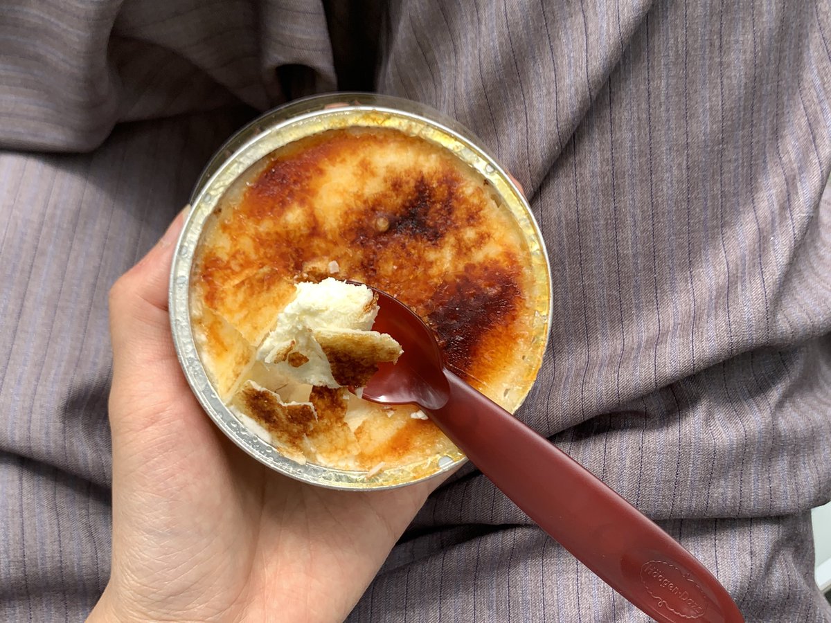 일본 크림브륄레 아이스크림 한국버전후기,,,
토치질된 설탕부분 구워진 맛도 잘 안나고 아이스크림도 그냥... 아이스크림입니다 심지어 먹다보면 살짝 느끼하기도ㅠ
생긴것만 비슷하고 원조의 감동은 하나도 구현하지 못했으니 4500원을 들여서라도 궁금하신분만 츄라이..
한단어요약: 굳이