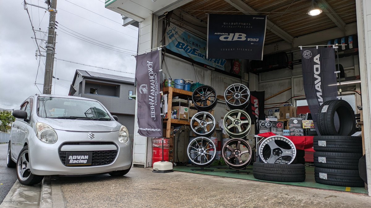 tiregardentaka2's tweet photo. 始まりましたー
ヨコハマホイール大商談会ー
生憎の雨模様&強風の中、店頭でなくピットでの展示になってますので、
通りからは目立たないかもですが元気にやってますよー。
皆様のお越しをお待ちしております!!
#タイヤガーデン高槻 #ヨコハマホイール #ヨコハマタイヤ #GTBEYOND #RZDF2 https://t.co/GtuJpj5ymw