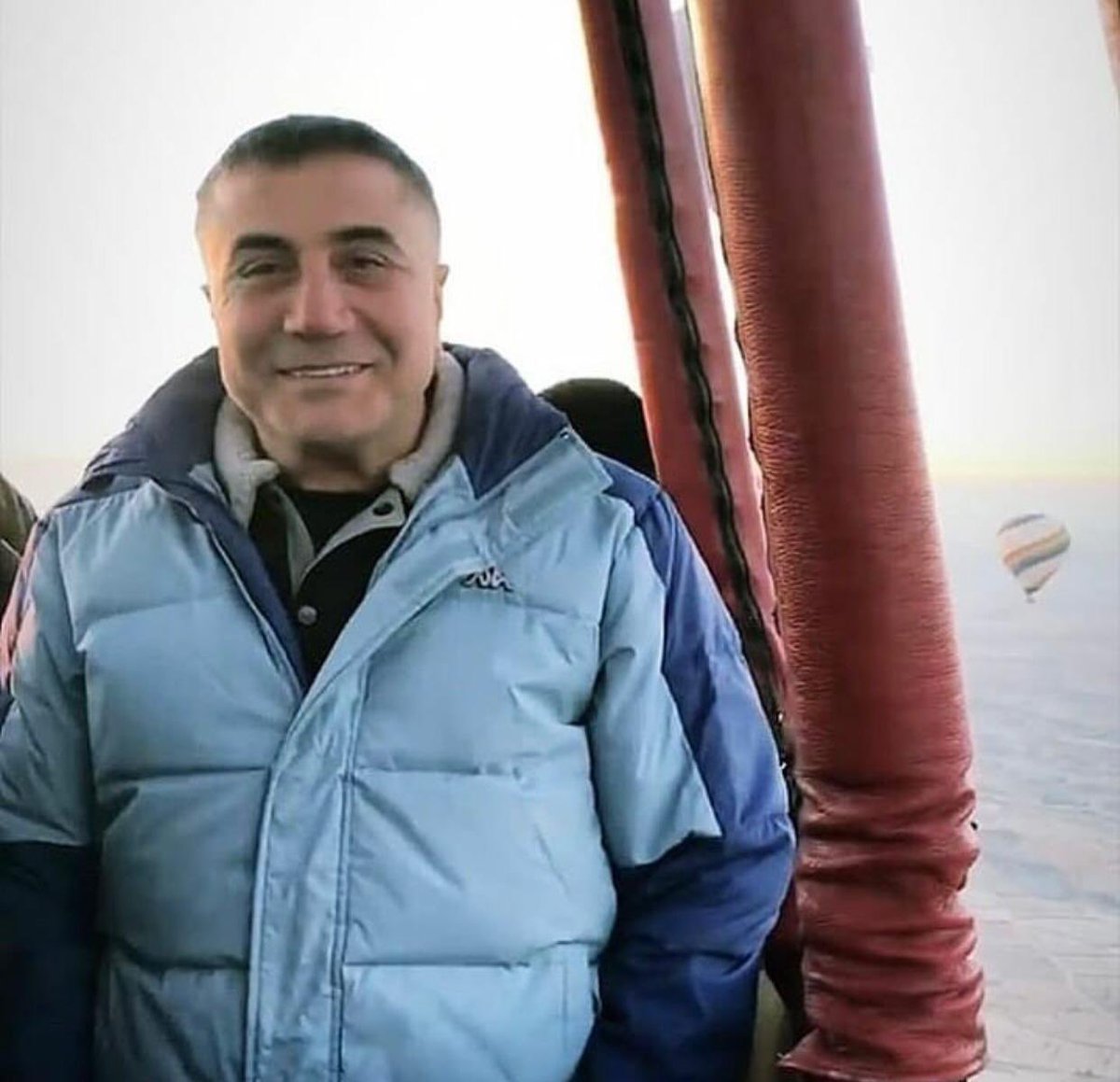 Yağmur düştü yolumuza, dolu kar vurdu, Yiğit yiğide yanaşmak yine kar oldu. Omuz omuza verince yol mu dayanır ey dost, yol mu dayanır...

<a href="/sedat_peker/">Sedat Peker</a>