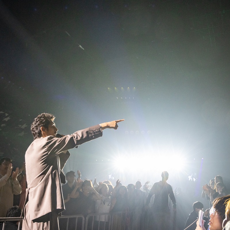 realsoundjp's tweet photo. ┊✧✧✧ 平井 堅 ライブレポート ✧✧✧┊

https://t.co/a8b4aIrL5G

「みんな、偉い！」――再会の歓びと人生讃歌
歌手としての30年、人としての53年を刻んだ『Ken's Bar』のすべて！

／
📸写真一覧はこちら
https://t.co/Id9uwrPjHO
＼
#平井堅 @KEN_HIRAI_staff