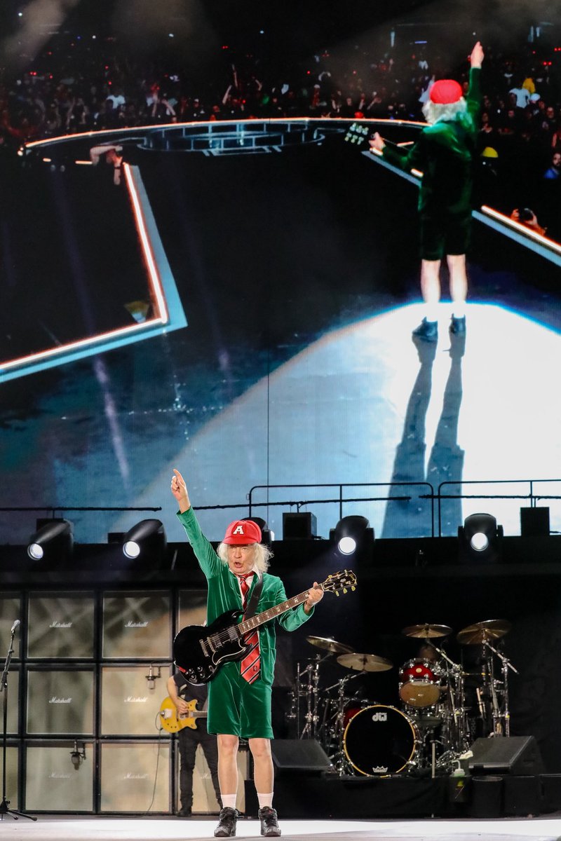 Tampa, we salute you! 📸 <a href="/ChristieGoodwin/">Christie Goodwin</a> #PowerUpTour