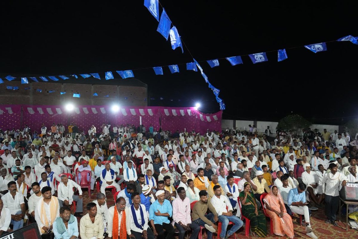 2-दिया कि इस बार बिहार में बसपा भारी बहुमत से जीत हासिल करेगी सभी बूथ स्तरों पर पार्टी की स्थिति मजबूत बताई जा रही है.
समीक्षा में बूथ प्रबंधन और जनसंपर्क अभियानों पर विशेष चर्चा की गई।आगामी चुनाव के लिए ज़मीनी तैयारियाँ तेज़ कर दी गई हैं कार्यकर्ताओं में जबरदस्त उत्साह देखा गया।