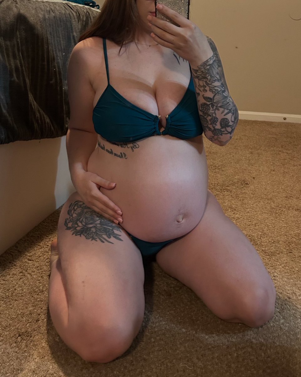 TatdMomNextdoor's tweet photo. Red or green i can’t decide 

#pregnantmom #greenvsblack #babybump https://t.co/4Tml3hvK07