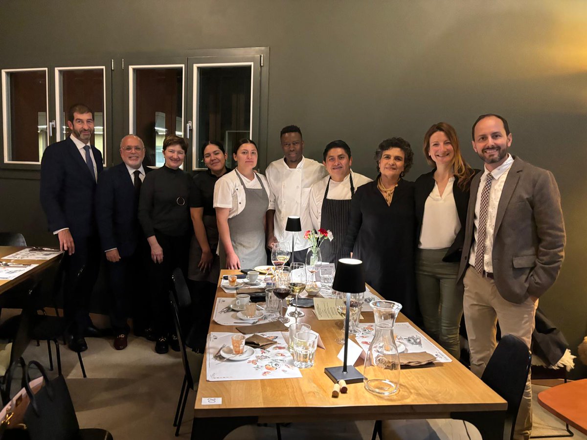 SRE_mx's tweet photo. 📸 Del 5 al 10 de mayo, la @EmbaMexSui celebró en Berna la Semana Gastronómica Mexicana, en colaboración con el restaurante Gross-Wabern.

Durante seis días, el chef Jorge Gordillo —reconocido como “Chef del Año 2023” por los Premios Gourmet de América Latina— presentó un menú inspirado en la cocina chiapaneca, fusionando técnicas tradicionales con enfoques contemporáneos.

Este evento ofreció una auténtica muestra de los sabores del sureste mexicano, reafirmando el compromiso con la promoción de nuestra identidad a través de la gastronomía.

🇲🇽🤝🇨🇭
#DiplomaciaTurísiticaMX