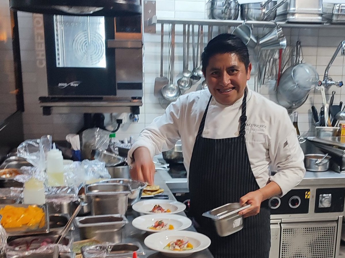 SRE_mx's tweet photo. 📸 Del 5 al 10 de mayo, la @EmbaMexSui celebró en Berna la Semana Gastronómica Mexicana, en colaboración con el restaurante Gross-Wabern.

Durante seis días, el chef Jorge Gordillo —reconocido como “Chef del Año 2023” por los Premios Gourmet de América Latina— presentó un menú inspirado en la cocina chiapaneca, fusionando técnicas tradicionales con enfoques contemporáneos.

Este evento ofreció una auténtica muestra de los sabores del sureste mexicano, reafirmando el compromiso con la promoción de nuestra identidad a través de la gastronomía.

🇲🇽🤝🇨🇭
#DiplomaciaTurísiticaMX