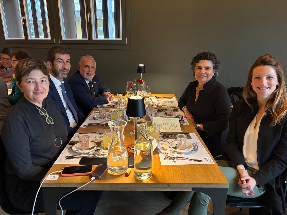 SRE_mx's tweet photo. 📸 Del 5 al 10 de mayo, la @EmbaMexSui celebró en Berna la Semana Gastronómica Mexicana, en colaboración con el restaurante Gross-Wabern.

Durante seis días, el chef Jorge Gordillo —reconocido como “Chef del Año 2023” por los Premios Gourmet de América Latina— presentó un menú inspirado en la cocina chiapaneca, fusionando técnicas tradicionales con enfoques contemporáneos.

Este evento ofreció una auténtica muestra de los sabores del sureste mexicano, reafirmando el compromiso con la promoción de nuestra identidad a través de la gastronomía.

🇲🇽🤝🇨🇭
#DiplomaciaTurísiticaMX