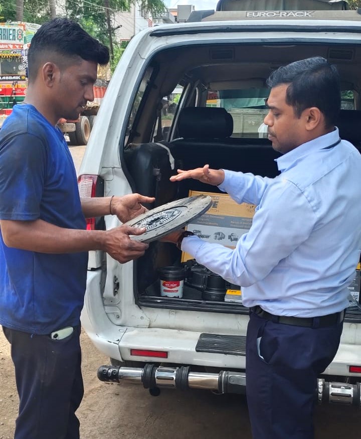 SetcoAutomotive's tweet photo. Our Van Campaign at Miraj &amp; Sangli!
Mechanics experienced the durability and precision of Setco LIPE Clutches and Allied products up close.
Engineered for performance, trusted for every mile.

#Setcoautosystems #Truckleaders #SetcoAlliedProducts #LIPEClutches #DriveWithSetco https://t.co/hMqf8BeRLB