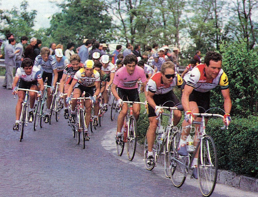 Miroir2Cyclisme's tweet photo. Bernard Hinault & Greg LeMond harcèle le leader Roberto Visentini afin de le faire craquer (Giro d'Italia 1985)
Lucien Van Impe, Marino Lejarreta, Tommy Prim, ... dans la roue du maillot rose.

📸 MC
#BernardHinault #Hinault #GregLeMond #VanImpe #RobertoVisentini #GirodItalia #giro1985 #giro108 #ciclismo #cycling #cyclisme