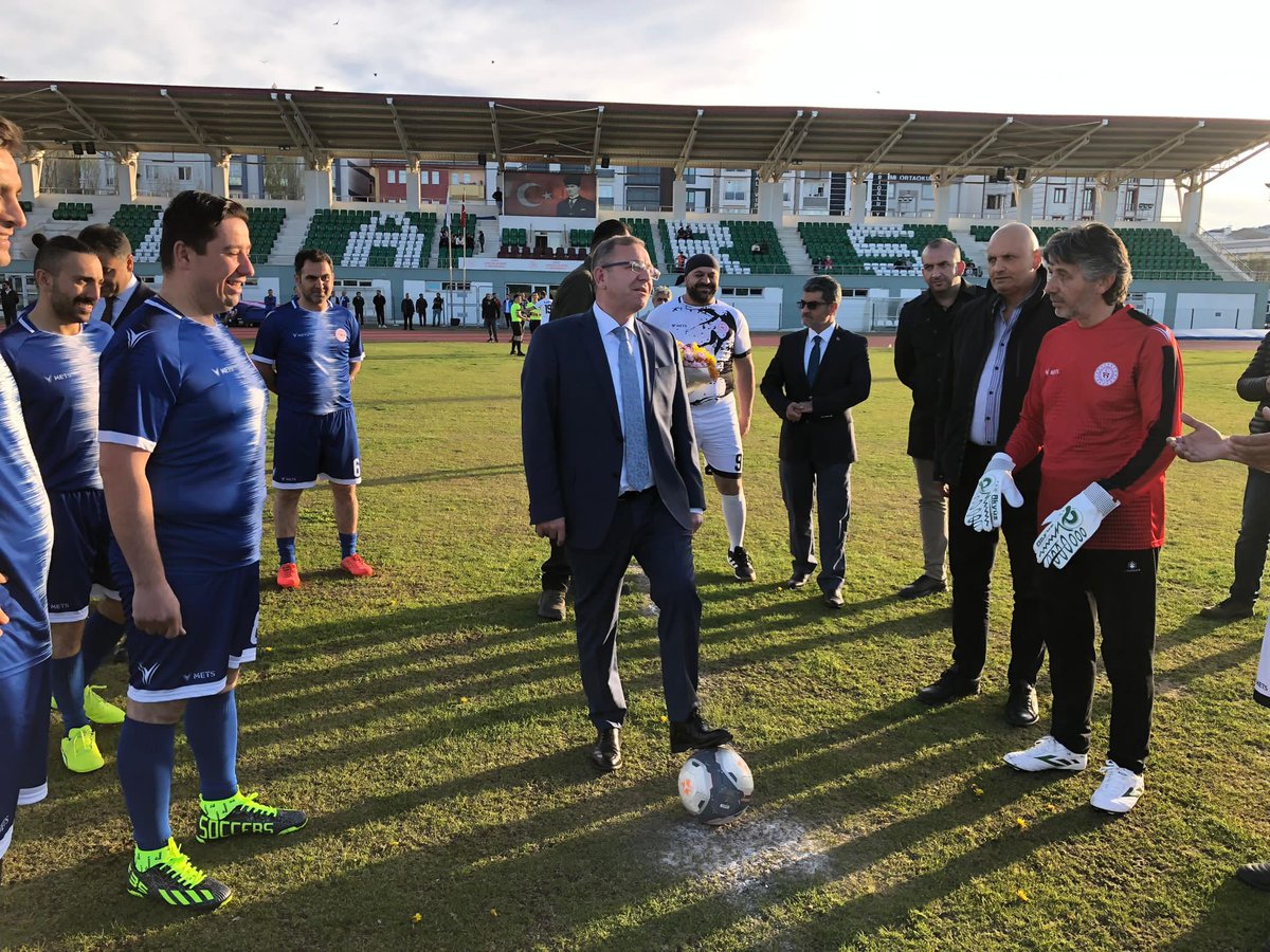 GSB_Kars's tweet photo. 📍Kars Atletizm 

Sayın Valimiz Ziya Polat, "Gençlik Haftası" etkinlikleri kapsamında hazırladığımız Gençlik ve Spor İl Müdürlüğü ile Kars Gazeteciler Cemiyeti arasında oynanan dostluk maçının başlama vuruşunu yaptı. ⚽️

Kazanan dostluk oldu 🤝

@OA_BAK 
@gencliksporbak https://t.co/YURIKUiSV7