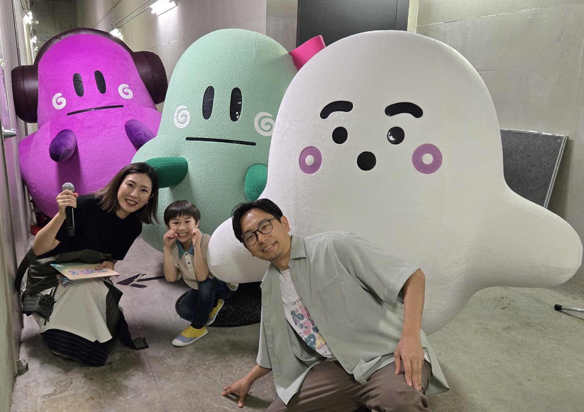 synapusyu_movie's tweet photo. ╭━━━━━━━━╮
　　  公開記念
イベント上映 in東京
　を実施しました🌟
╰━━━━━━━━╯

㊗満席御礼！雨の中、お越しくださり
ありがとうございました💓

#ぷしゅぷしゅ #にゅう #ぱるてぃ、
#清水貴栄 監督、#花谷聡亮 くん、 
#飯田佳奈子 プロデューサーと
参加者の皆さんで
入場者プレゼント「#パリパリPARTYハンカチ」を
ぶんぶん回して記念撮影📷✨

赤ちゃんの #映画館デビュー は
#シナぷしゅ で❣

🏖ぷしゅっと上映中
#映画シナぷしゅみたよ