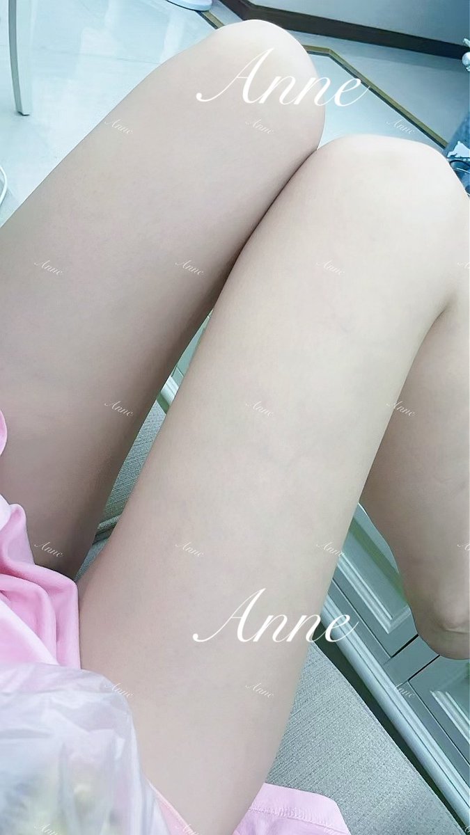 媳妇的这双美腿这么多年一直硬控我，现在还记得我们第一次单独约会，当时是夏天的傍晚，媳妇穿着牛仔热裤，上身白体恤，小白鞋，扎着马尾辫，一双白嫩的美腿晃的我睁不开眼睛，现在依然记得那次约会，我的小兄弟一直是勃起状态，不骗人几个小时一直是勃起状态😅