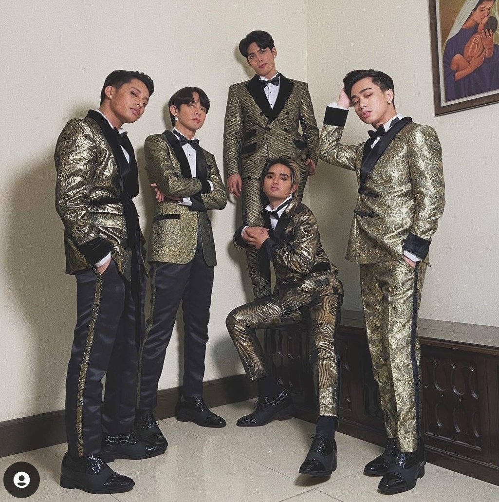 stelljunhub's tweet photo. i still laugh when i remember this is a real photo like bro was so serious about clinging on his leg 😭😭😭😭😭 

#stelljun https://t.co/U7E4DQnYeB