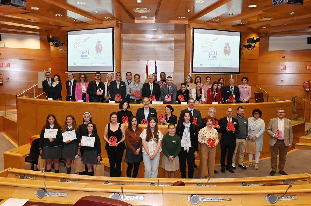 Enhorabuena a todos los premiados en la XXX edición de los Premios de Internet. Feliz #diadeinternet 
17 de mayo día mundial de Internet ¡¡ Vívelo!!
premiosdeinternet.org
diadeinternet.org/regalo
#premiosdeinternet #ddi2025 #manifiestoNGI
