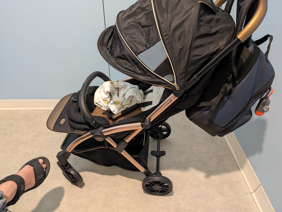 mfaeezmazlan's tweet photo. Nak jual this stroller Chicco Goody Primo Nego till letgo Reason: Can’t fit dalam kereta kecik Used for 4 times only (less than 5km mileage) Bought this year at RM 1499 Selling at RM 1299 Comes with Rain Cover and Cushy Hug for newborn in a box https://t.co/QyakkzJIZY