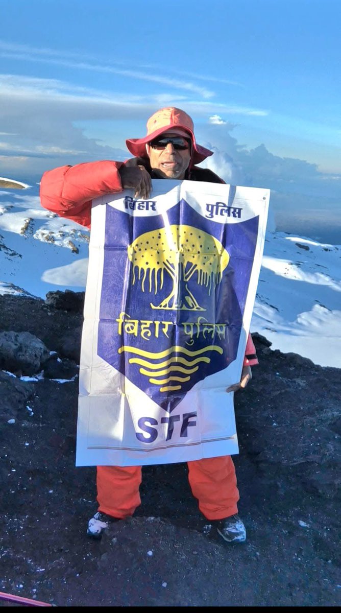 kunjanaa's tweet photo. #BiharPolice के विशेष कार्य बल में पदस्थापित पुलिस अवर निरीक्षक चंदन कुमार अफ्रीका महादेश की सबसे ऊंची चोटी किलिमंजारो पर सफल पर्वतारोहण कर बिहार पुलिस के साथ ही समस्त देशवासियों को किया गौरवान्वित I

पुलिस अवर निरीक्षक चंदन कुमार को इस सफलता के लिए हार्दिक बधाई एवं शुभकामनाएं . https://t.co/UfoLneHRb4