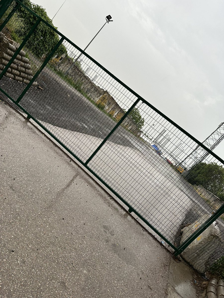 mutlu_sakir's tweet photo. @ahmetcinpendik @Pendik_Belediye Merhaba, Pendik pazarına geliyoruz hava yağışlı ama giremiyoruz otopark kapısı kapalı, lütfen bu otopark kapısı eskisi gibi erken açılsın 6 gibi açılıyordu. Millet mağdur pazara giremiyor çok uzun dolanıp girmek zorunda kalıyoruz. https://t.co/xHo8ghbysq