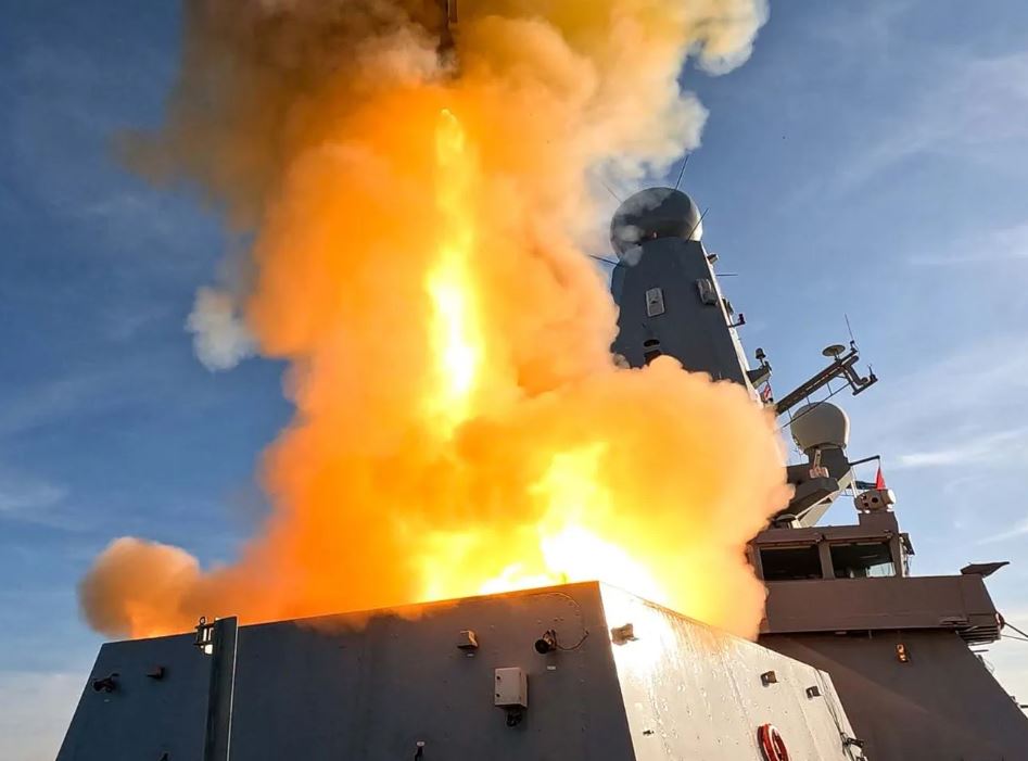 DefenseMirror's tweet photo. Type 45 Destroyer Conducts First Royal Navy Intercept of Supersonic Threat::
https://t.co/bp84e9fKEc
#HMSDragon #RoyalNavy #SeaViper #FormidableShield25 #Type45 #NATO #MissileDefense #SupersonicMissile #UKDefence #AsterMissile #SampsonRadar #NavalExercise #Hebrides https://t.co/2JYNu1vJAq