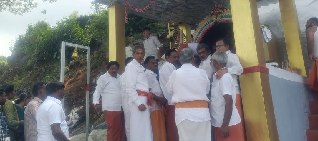 vokkaliga_gowda's tweet photo. Kotagiri (Ooty) Munishwar temple vardanthra pooja by donnington walking team 🙏
#TamilNadu #Vokkaliga #Gowda #Ooty #Kannada #Gounder https://t.co/2MgTfnvu2C